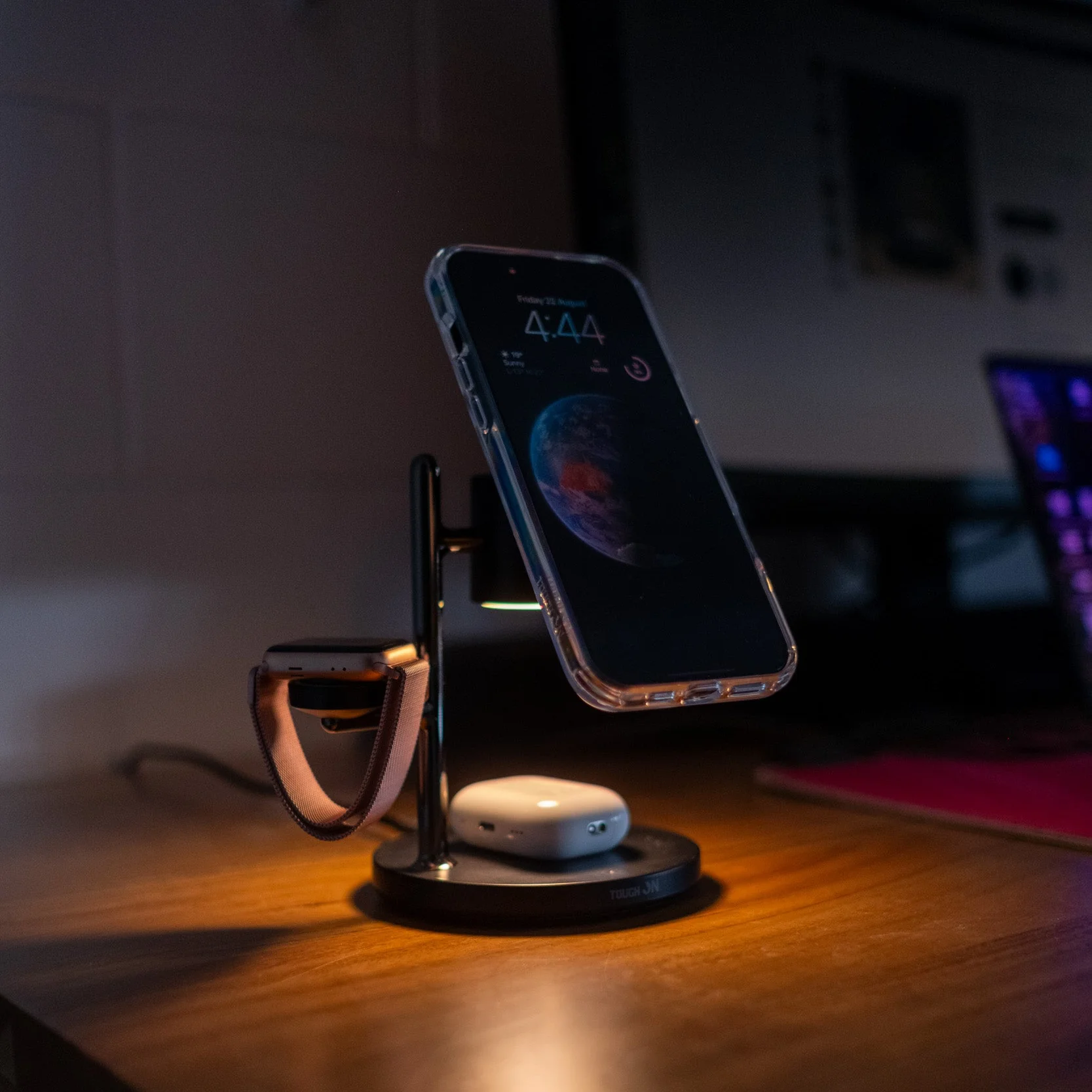 Tough On MagMore QI2 4-in-1 Wireless Charger - Image 4